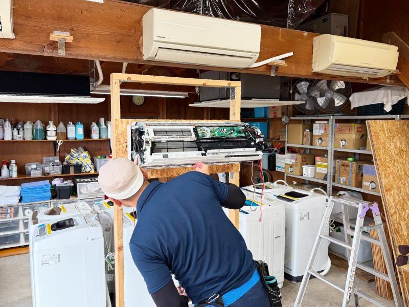 エアコン分解クリーニング講習を受講する電気工事会社さん