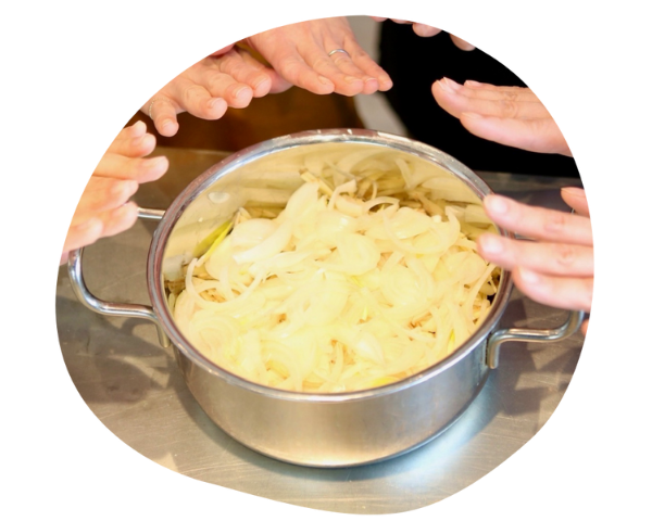 重ね煮をつくる様子