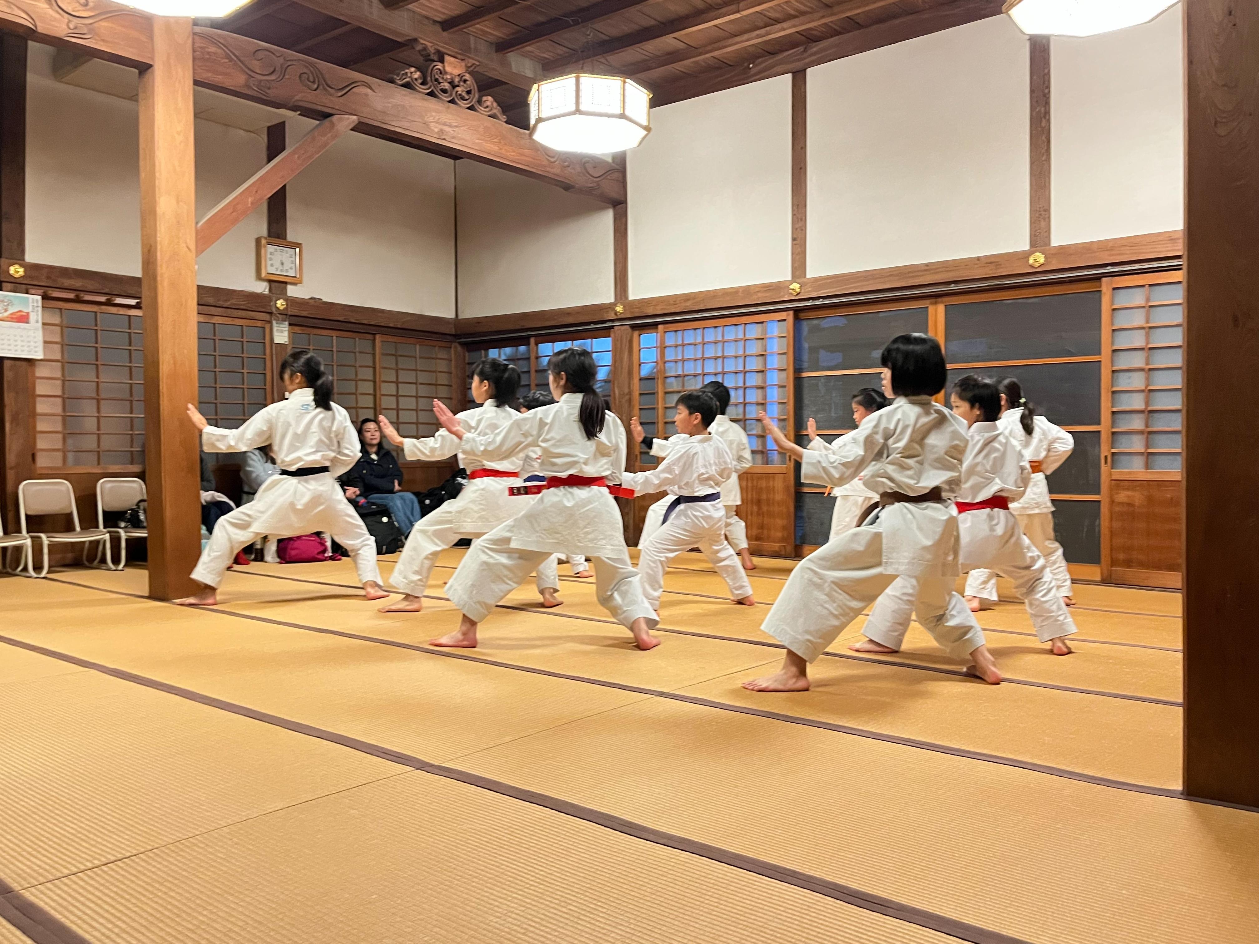 空手練習風景：前蹴り｜大阪市西区小林空手教室