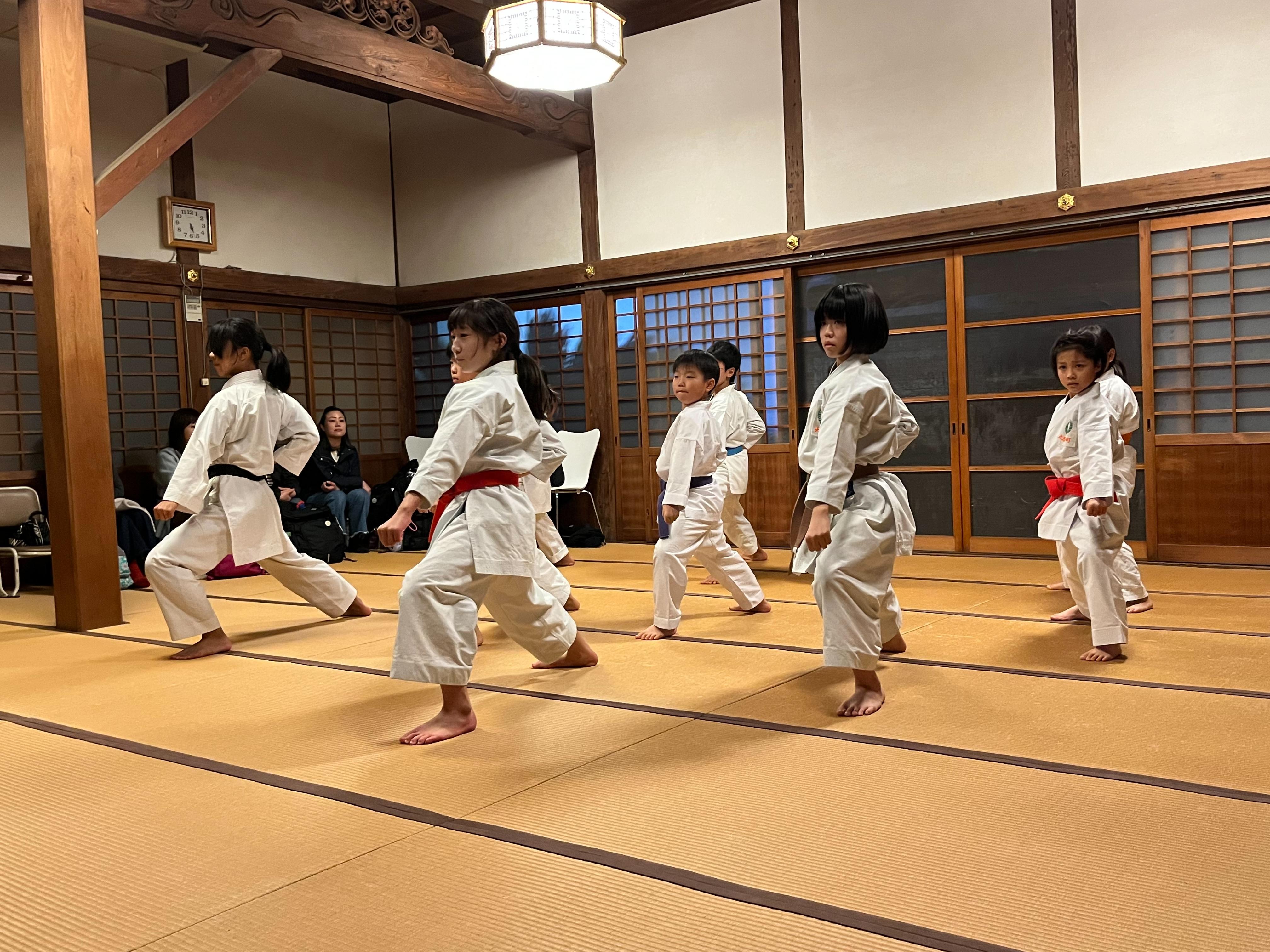 空手練習風景：初めの挨拶｜大阪市西区小林空手教室