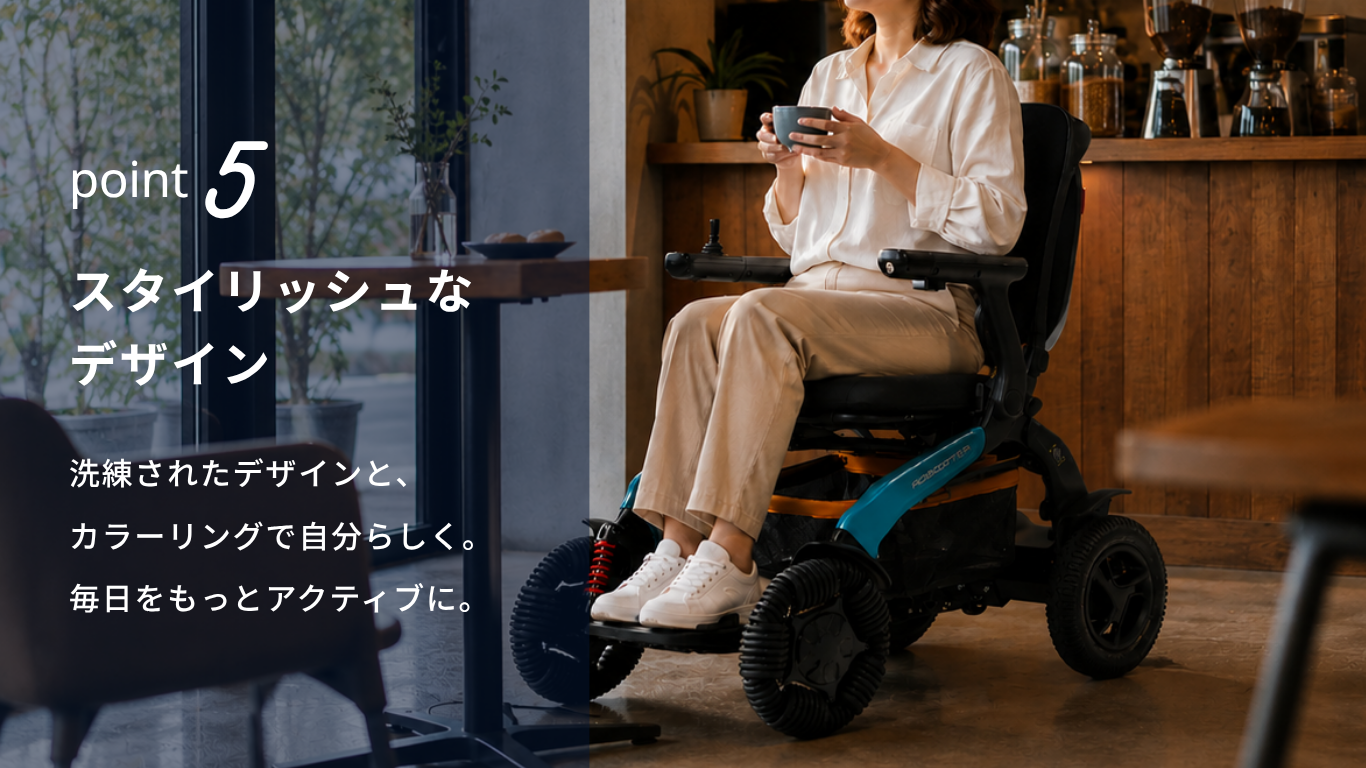 電動車いすROBOOTERでカフェやレストランを楽しむ様子