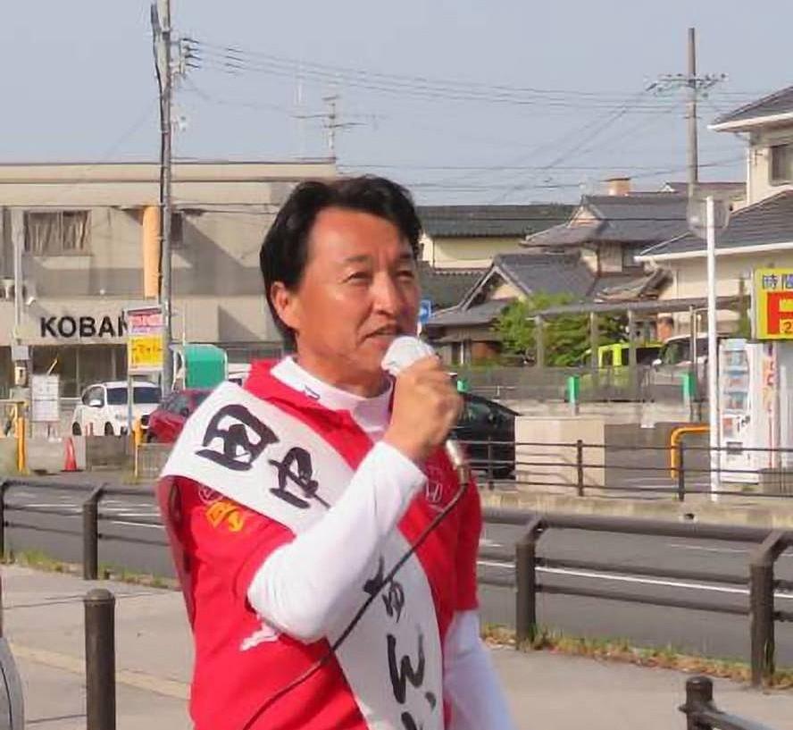 街頭演説で政策を訴える田中じゅんいち
