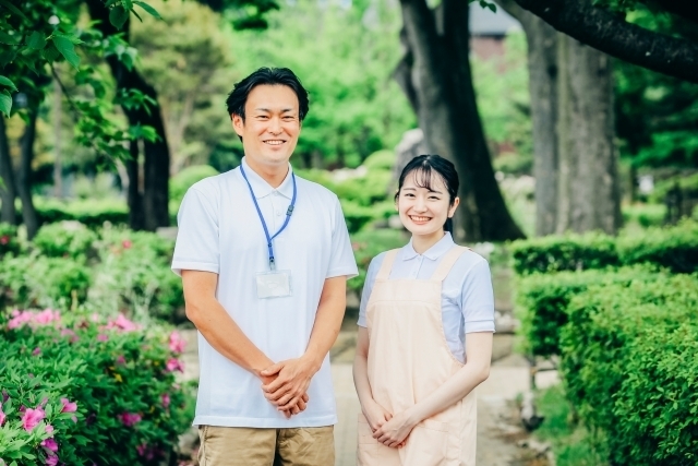 笑顔の男性と女性の職員の画像