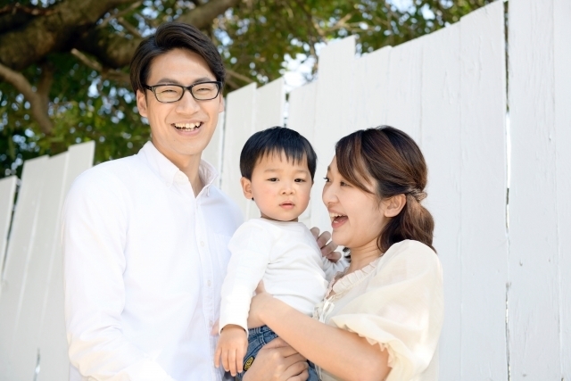 笑顔の家族子供と夫婦の画像