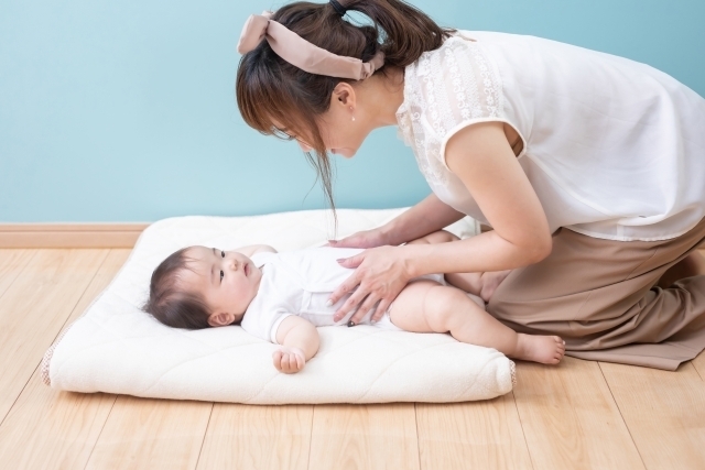 赤ちゃんをあやす女性の画像