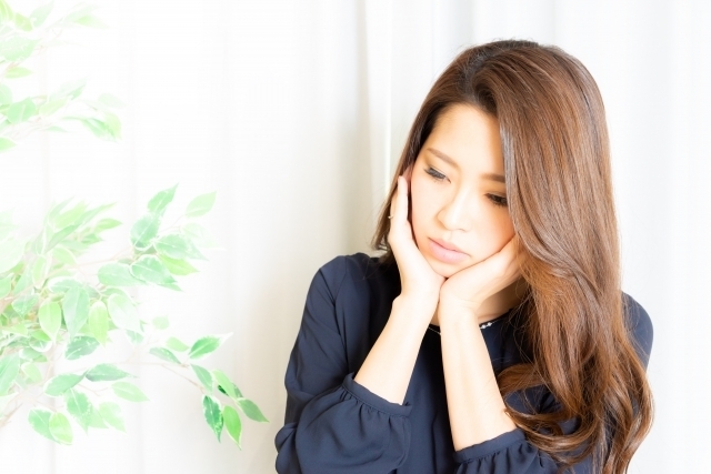 悩む女性の画像