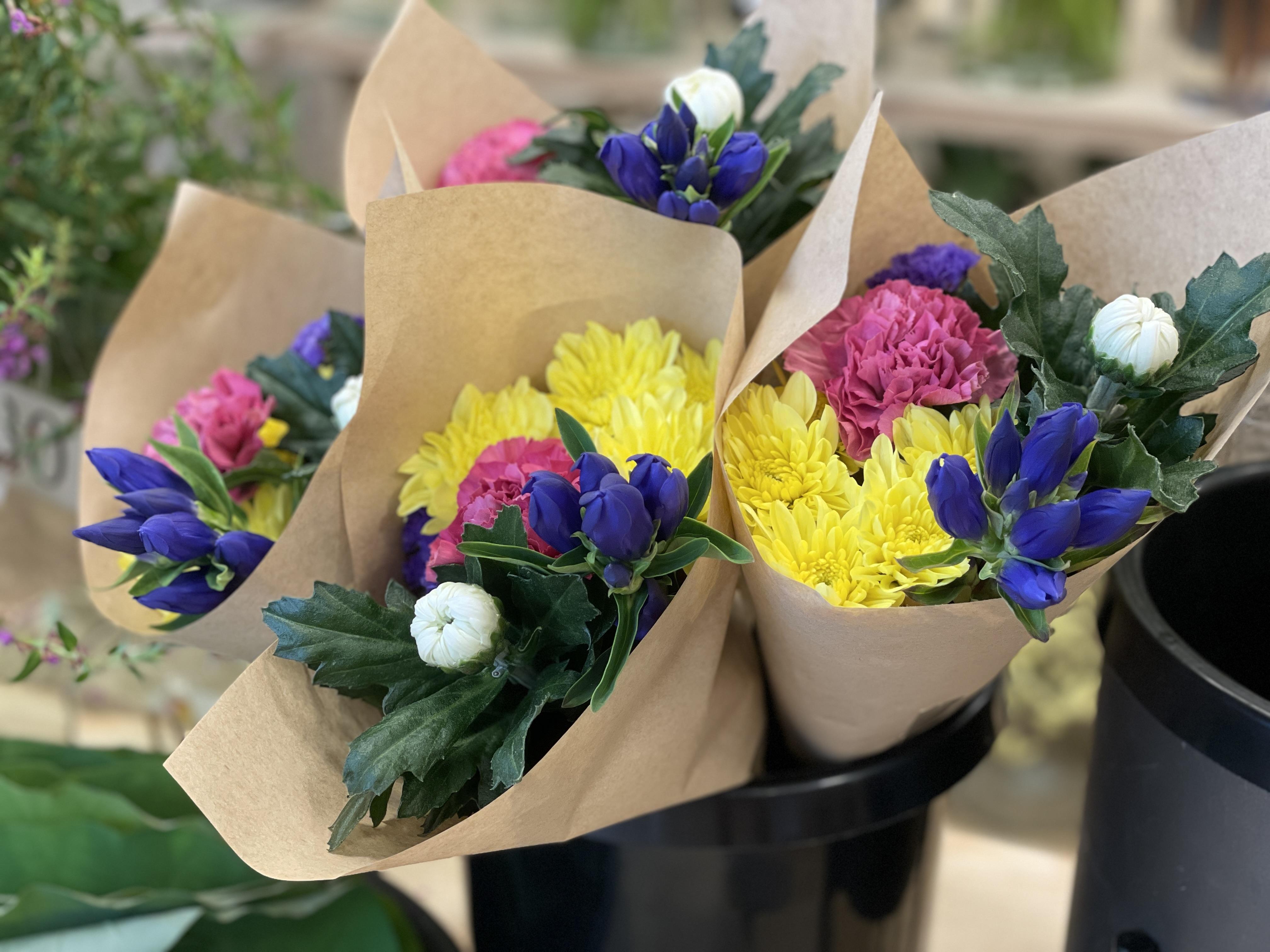 横浜市旭区の花屋so-buで作成したカラフルな仏花