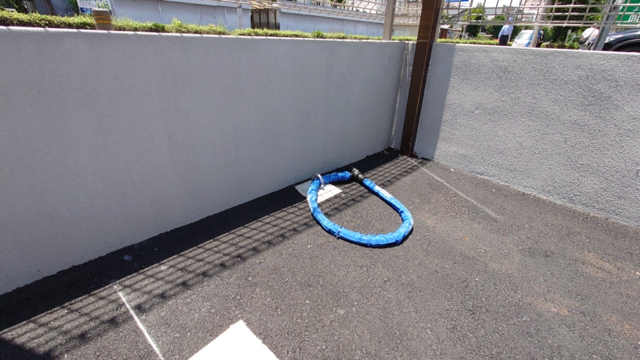 バイク区画には、地球ロック用の金属環が付いています。チェーン等で、バイクを地球とロックできます。大型バイク可。盗難防止