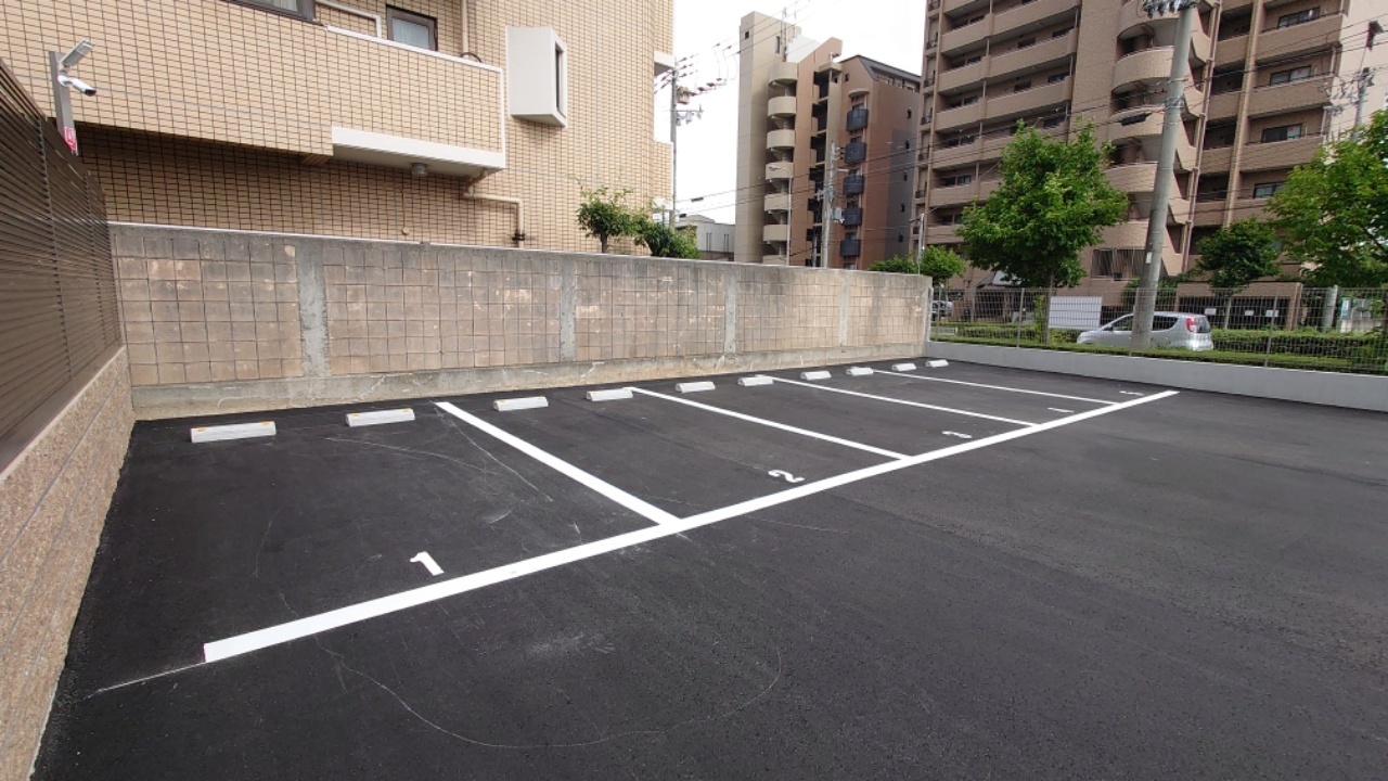 乗用車用区画（７台）です。幅2.6～2.7ｍ、長さ5.0ｍあり、幅は広めです。北田辺の駐車場。月極駐車場