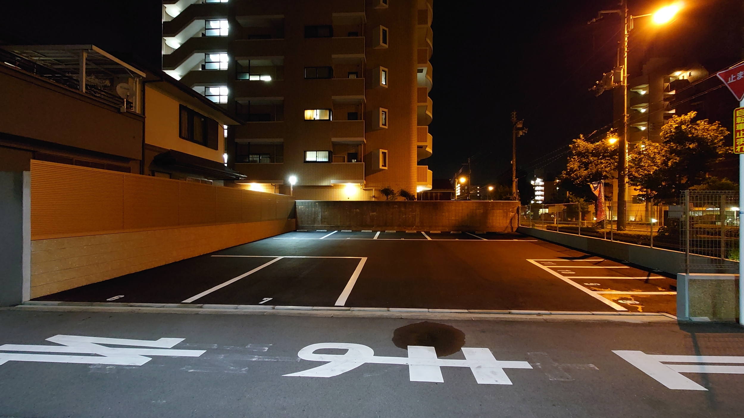夜間の状況です。道路照明や防犯灯があり、比較的明るいです。東住吉区北田辺４丁目松虫通り駐車場・駐輪場（大型バイク可）