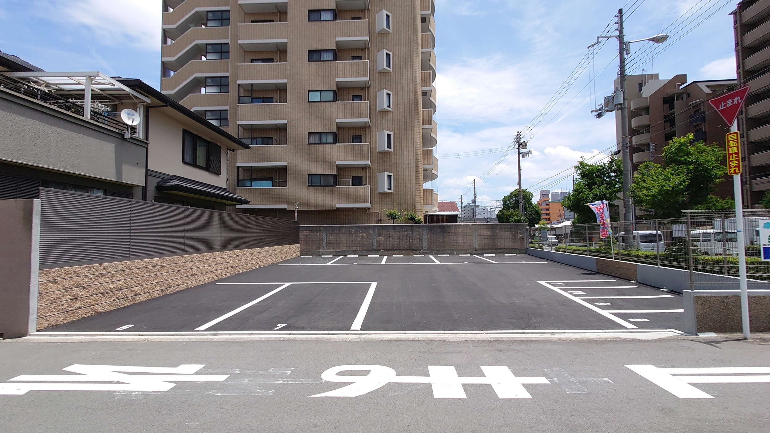 東住吉区北田辺４丁目松虫通り駐車場・駐輪場（大型バイク可）。乗用車とバイクの月極駐車場です。北田辺駅まで徒歩3分、田辺駅まで徒歩7分。