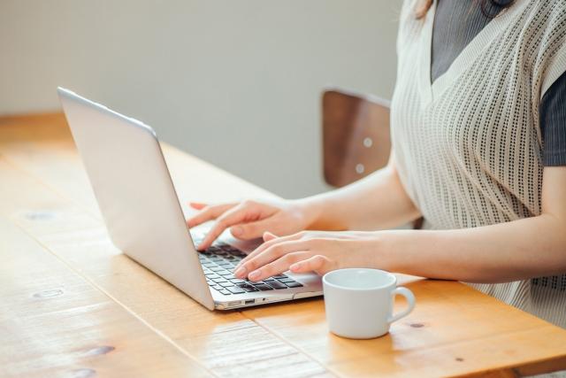 女性が、お試しホームページへお問い合わせしている