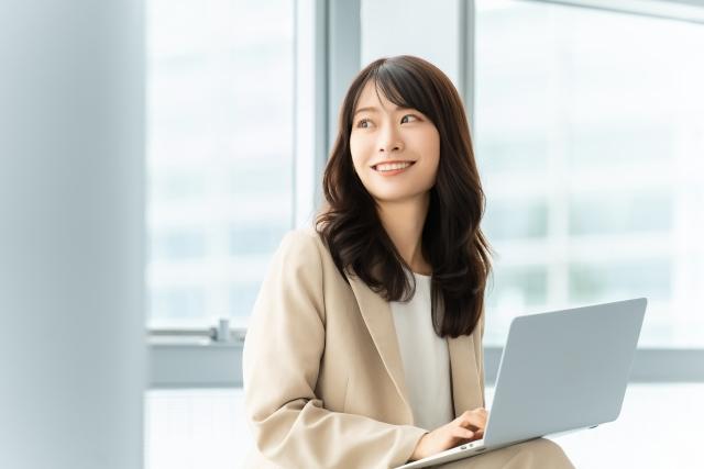 女性は、自分がお願いしたお試しホームページが、公開されるのを楽しみに待っている