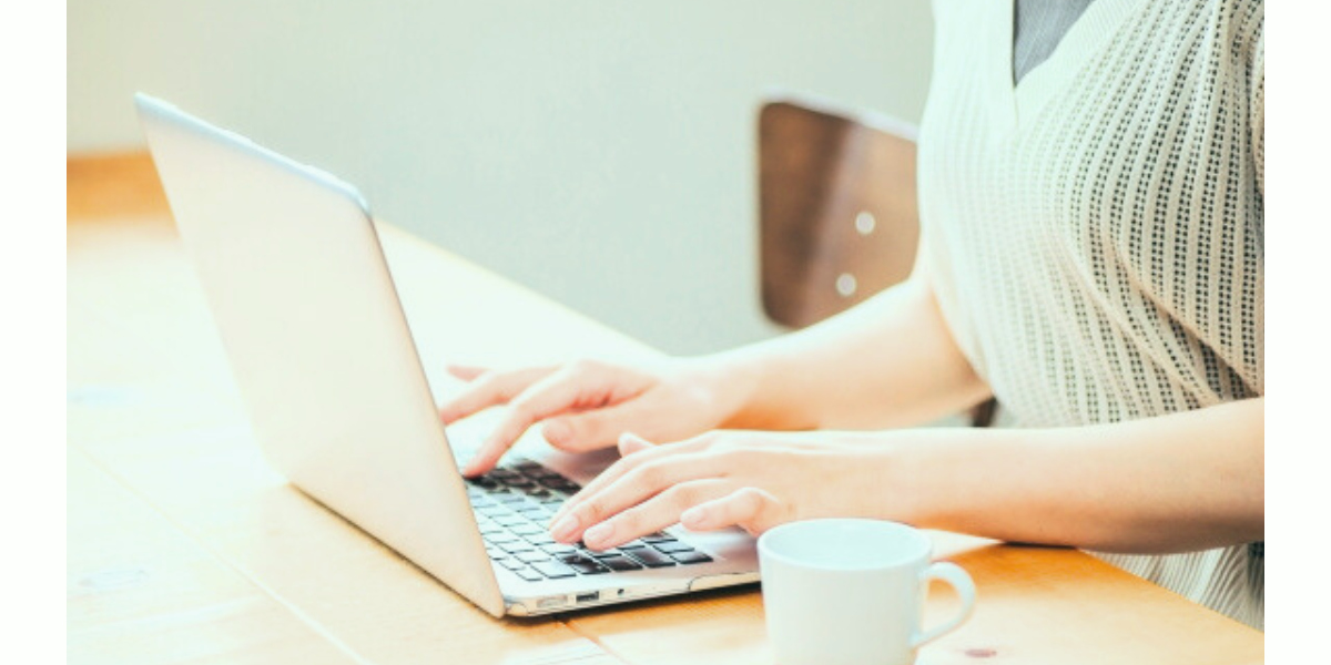 女性が、お試しホームページへお問い合わせしている