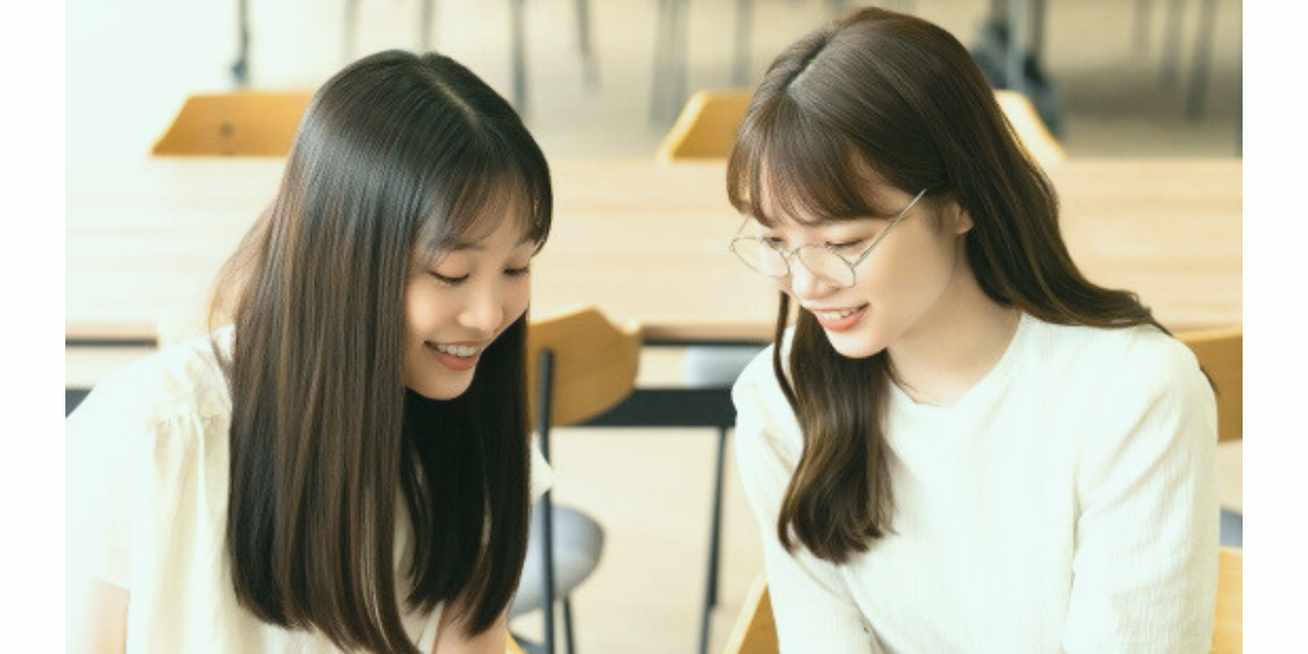 女性2人がお試しホームページの素材や写真・テンプレートを選んでいる