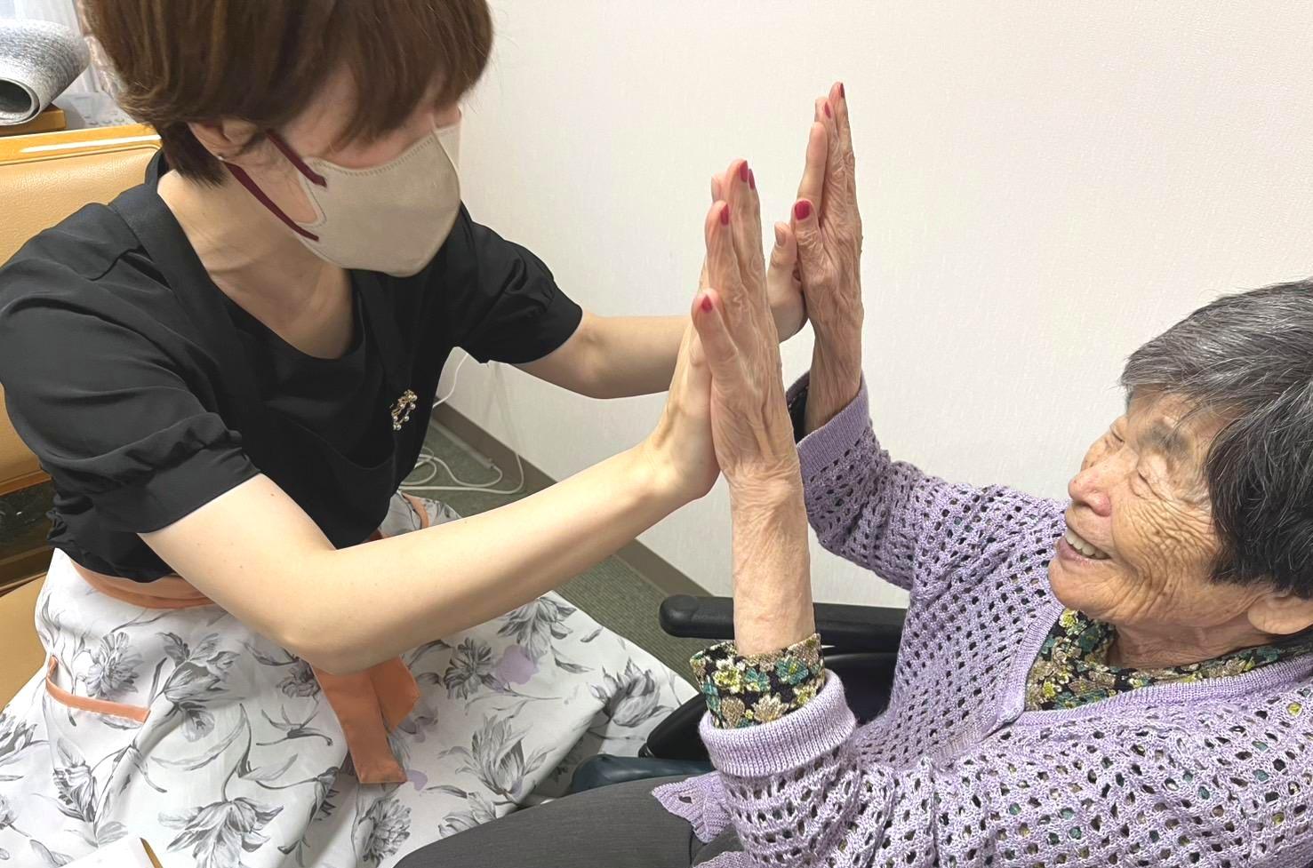 らいふあっぷ体操をしている講師の作業療法士川村さん