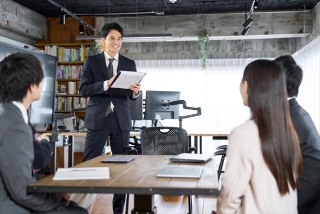 「変化が激しい時代に求められる、指示・管理を超えた次世代リーダーシップ育成のイメージ