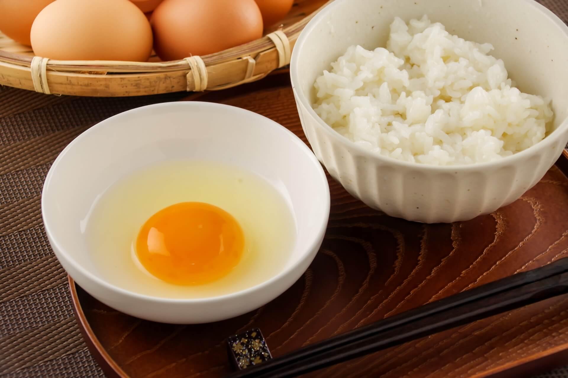 白いご飯と生卵のシンプルな食卓