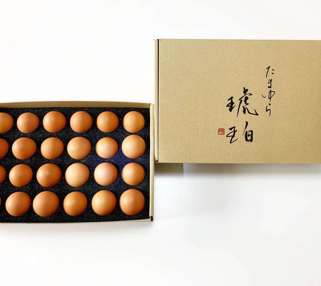 段ボール箱に整然と並んだ茶色い卵