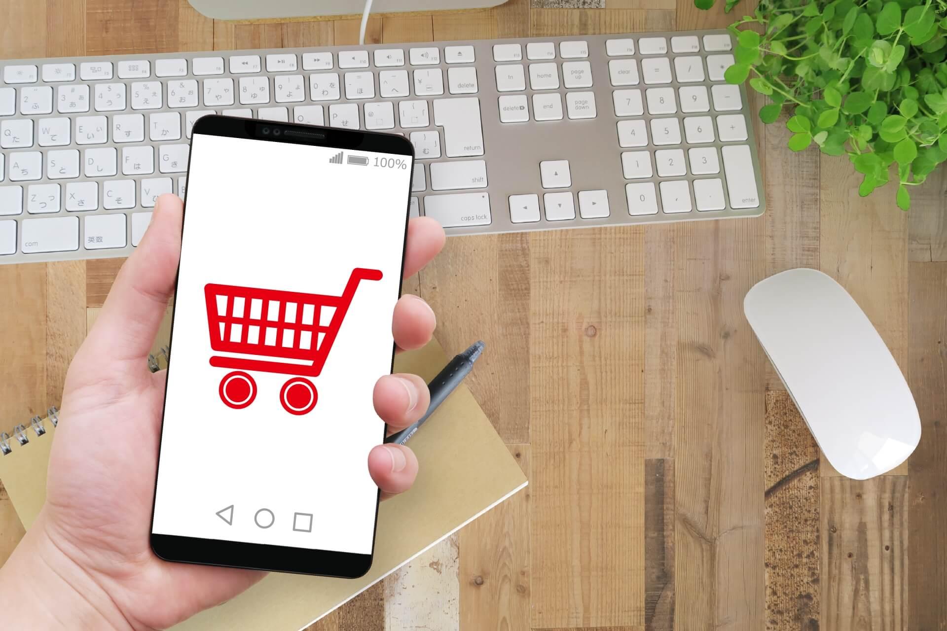 スマホでオンラインショッピング中の手