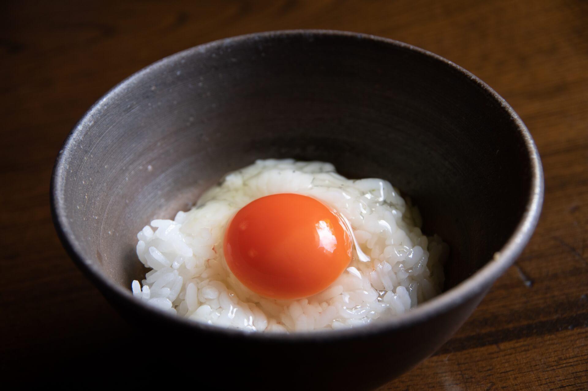ご飯に乗った新鮮な生卵