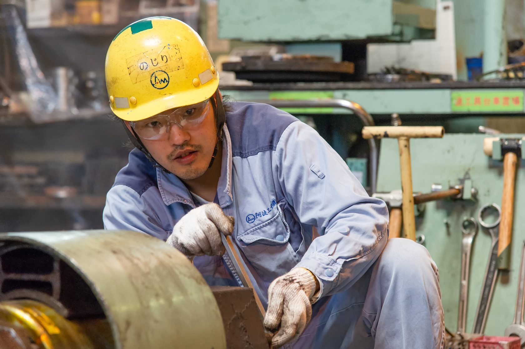 半田市の工場で工具を整備する鋼管製造職