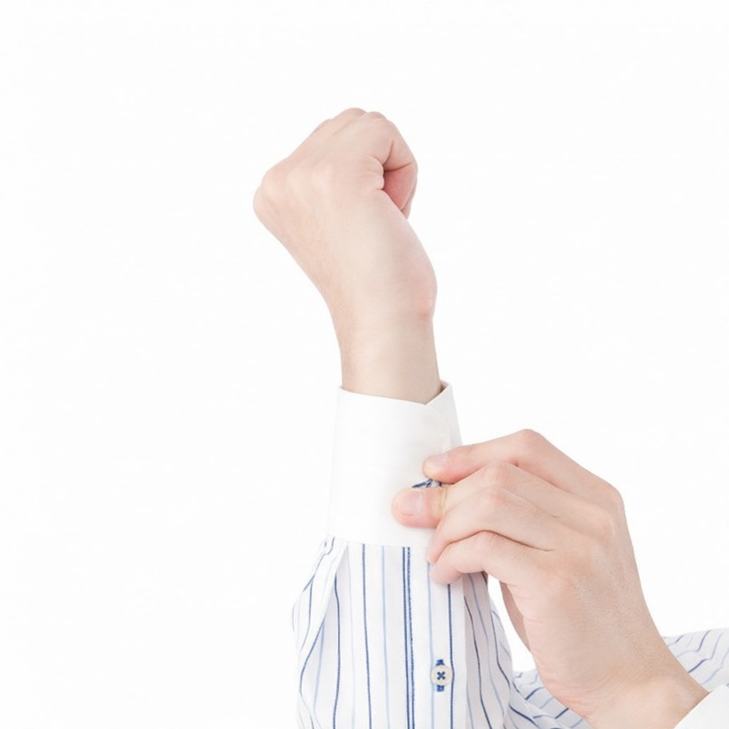 脱毛後の清潔感がある男性の腕。ワイシャツの袖口から見える手首周りをスッキリと見せ、ビジネスシーンでの第一印象をアップ。