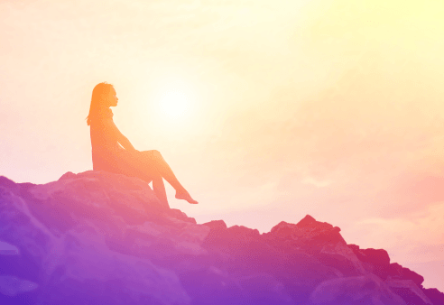 座っている女性の写真