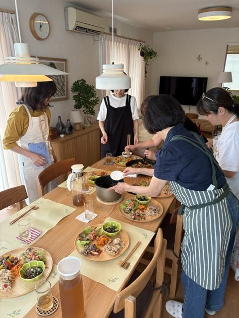 調理風景、キッチンで野菜を切っている