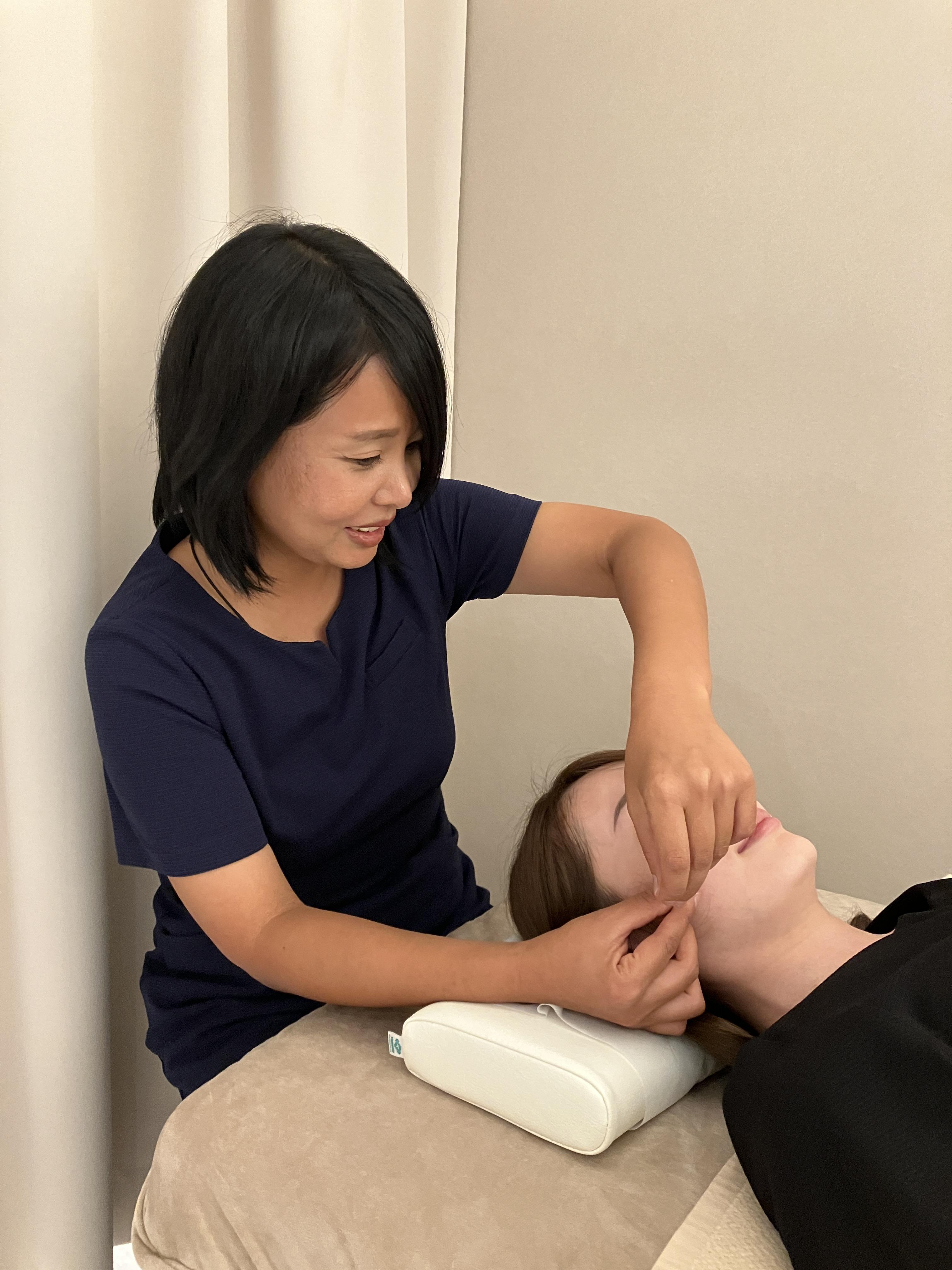 女性鍼灸師