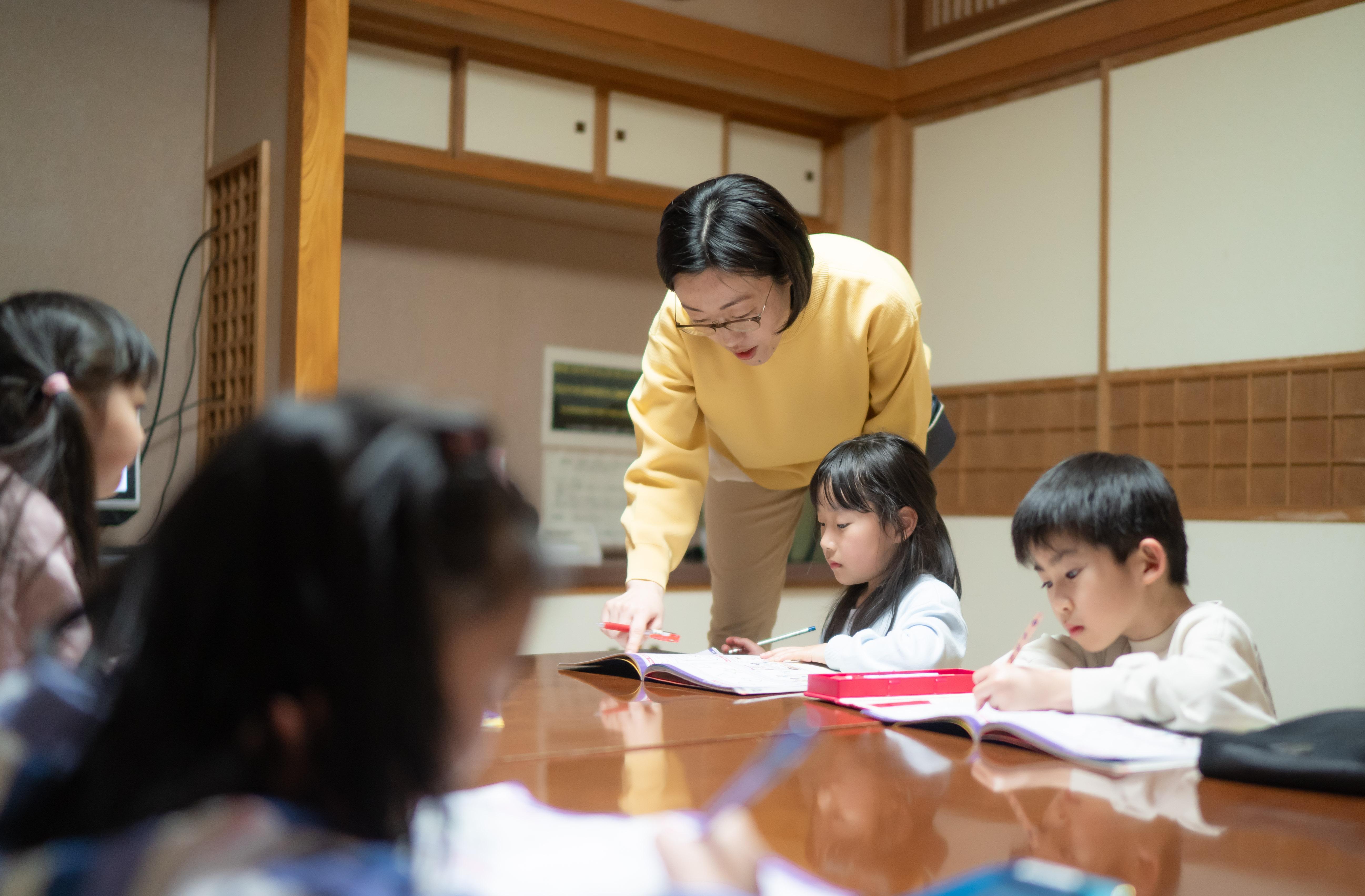 先生と生徒が談笑