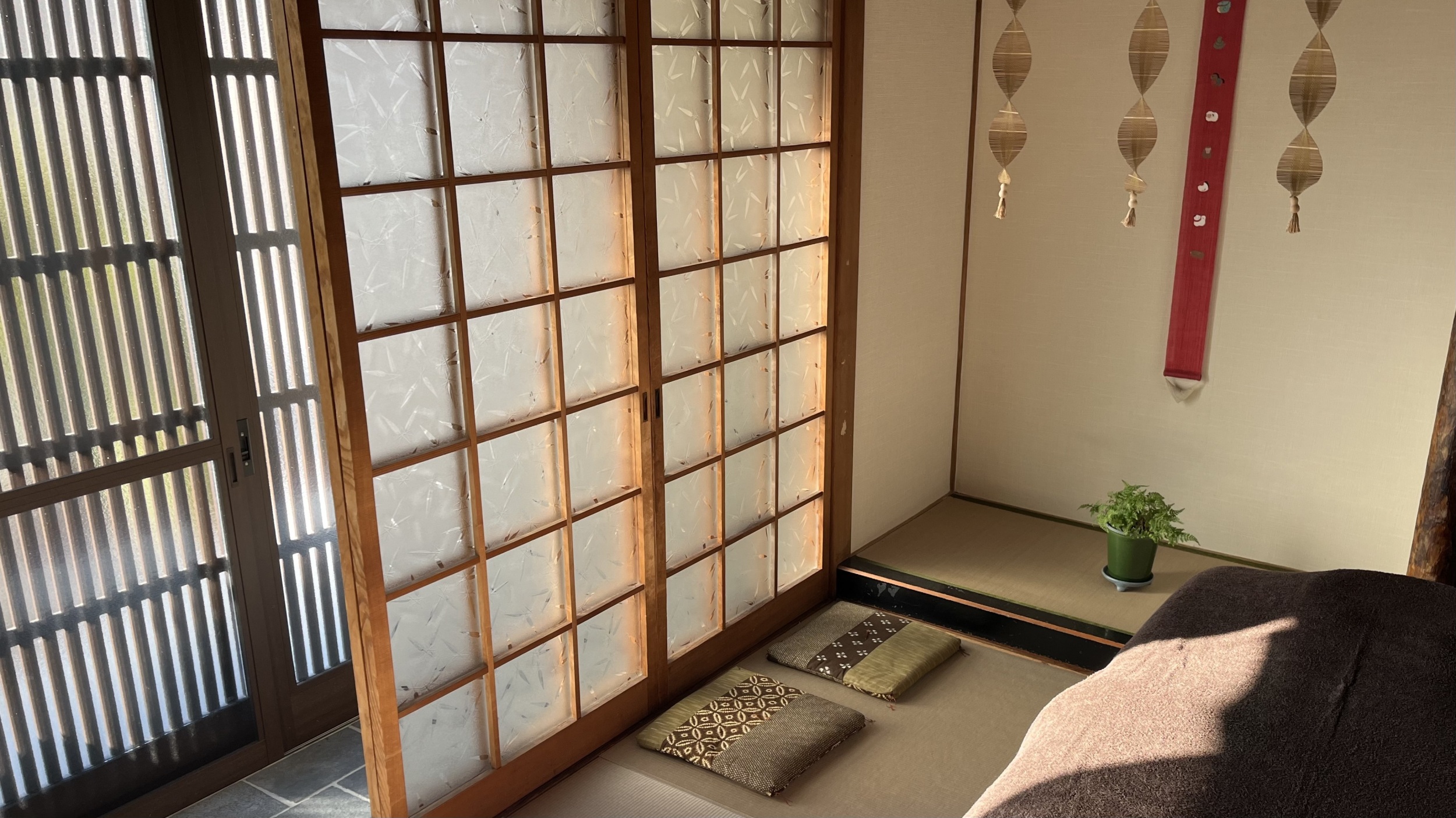 宝塚・山本のそらまめ整体院にある、畳と障子の落ち着いた和室施術室。柔らかな光が差し込む癒やしの空間。｜そらまめ整体院健康コラムのメイン画像