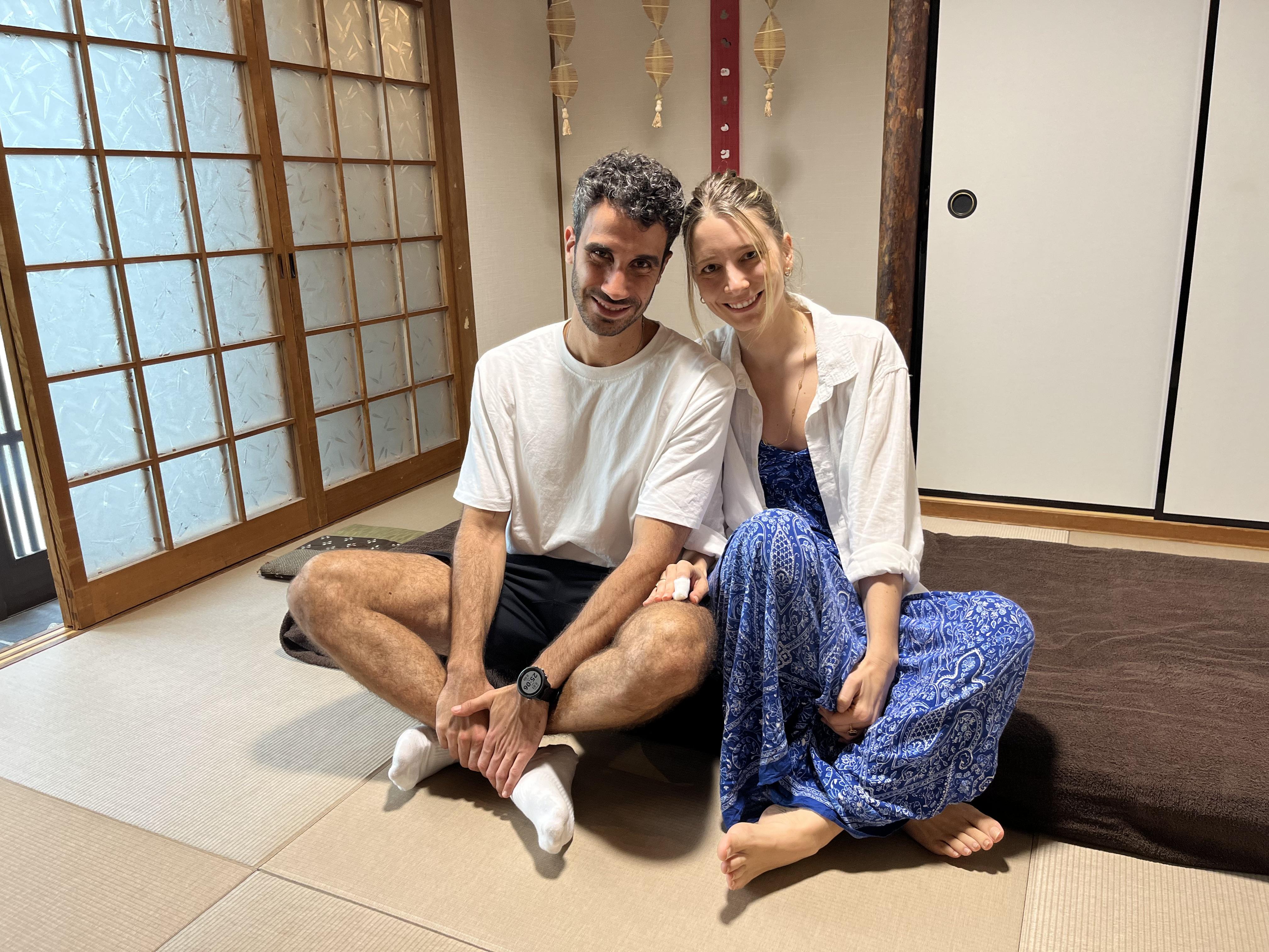 A commemorative photo of a French couple sitting in a Japanese tatami room after their Usui Reiki session at Soramame Seitai Clinic.