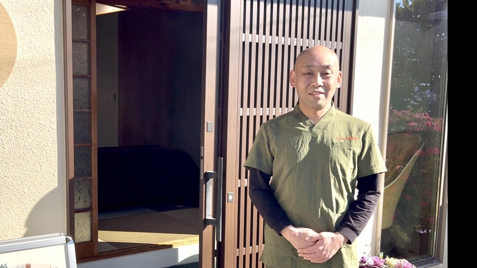 そらまめ整体院の入り口とそこに立つ院長の写真｜宝塚の完全予約制、落ち着いた和のプライベート整体院