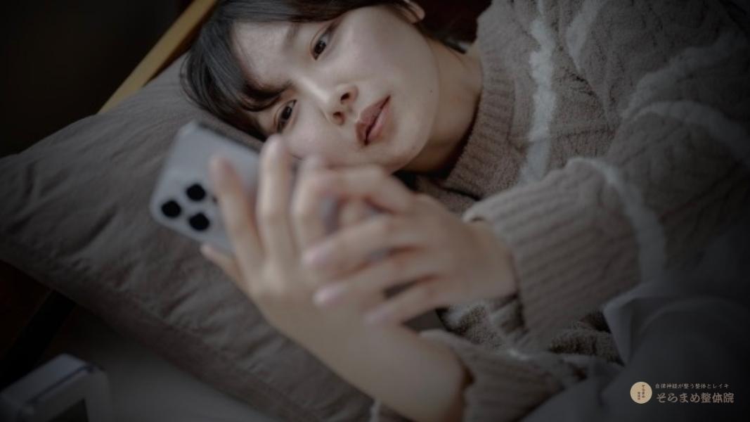 夜中に目が覚めて眠れない女性（中途覚醒・不眠のイメージ）