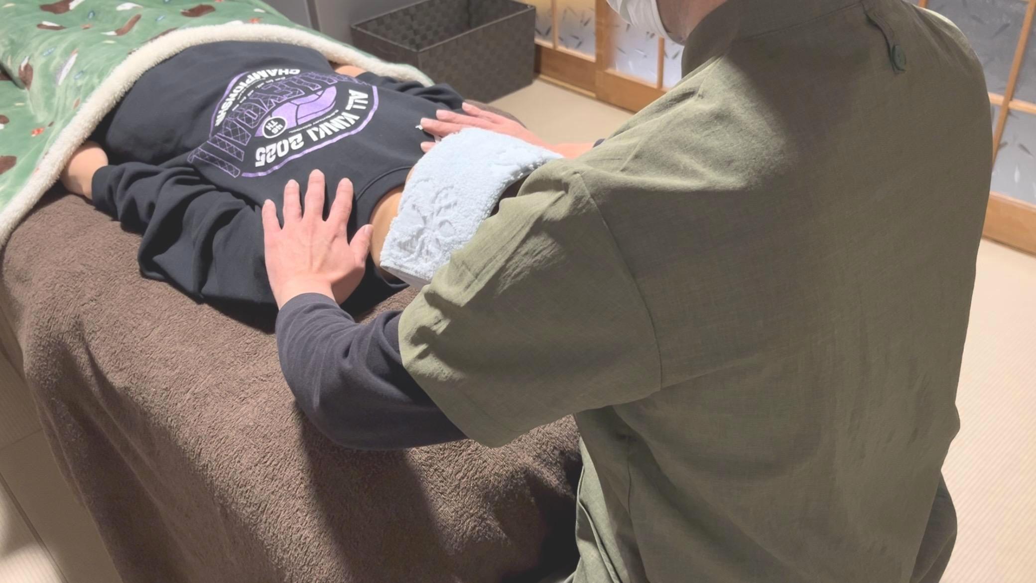 小学生以下のお子さまに行う、やさしいレイキ施術の様子（両肩への施術場面）