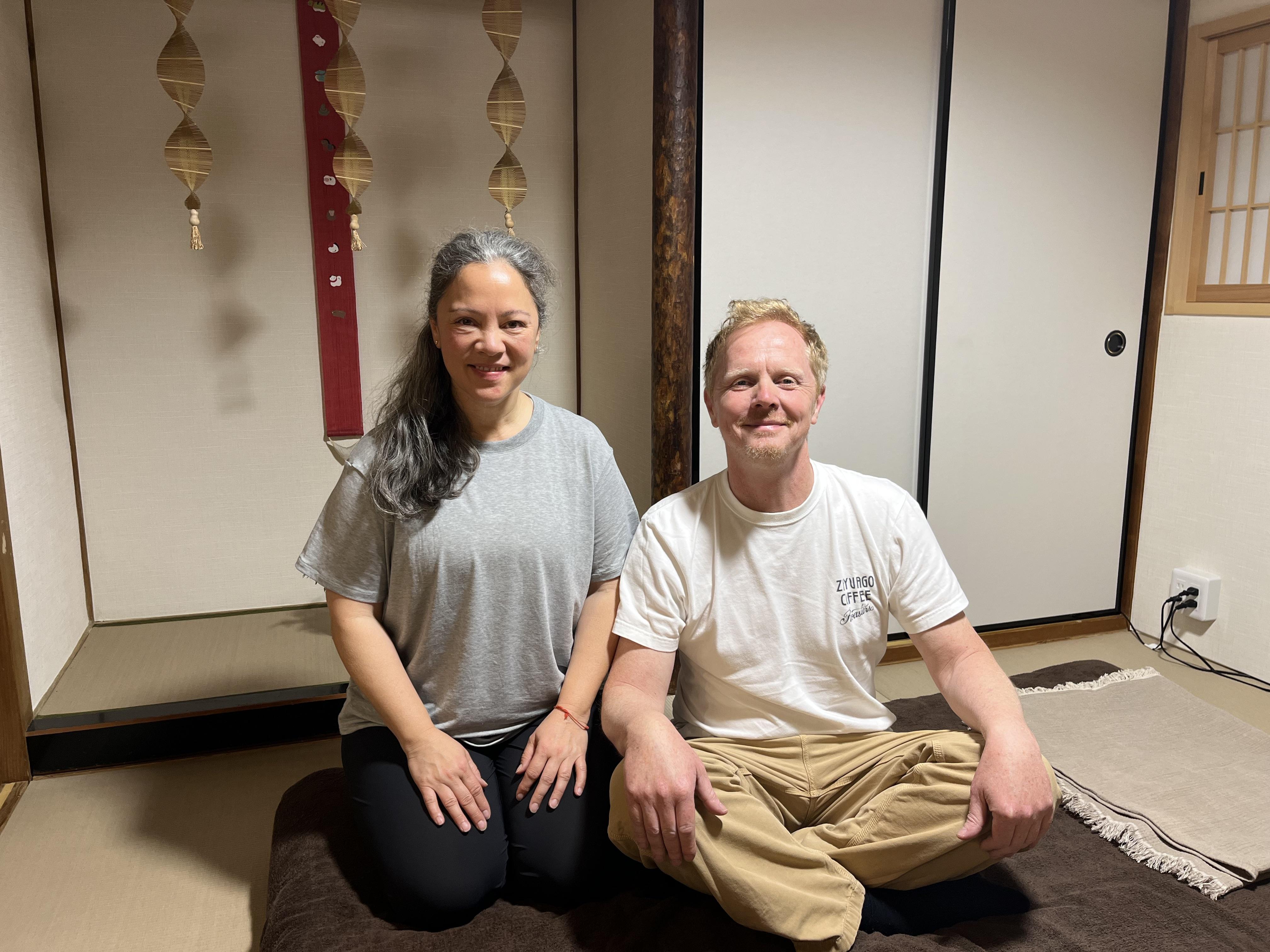 A Dutch couple sitting in a Japanese tatami room after their Usui Reiki session at Soramame Chiropractic Clinic.