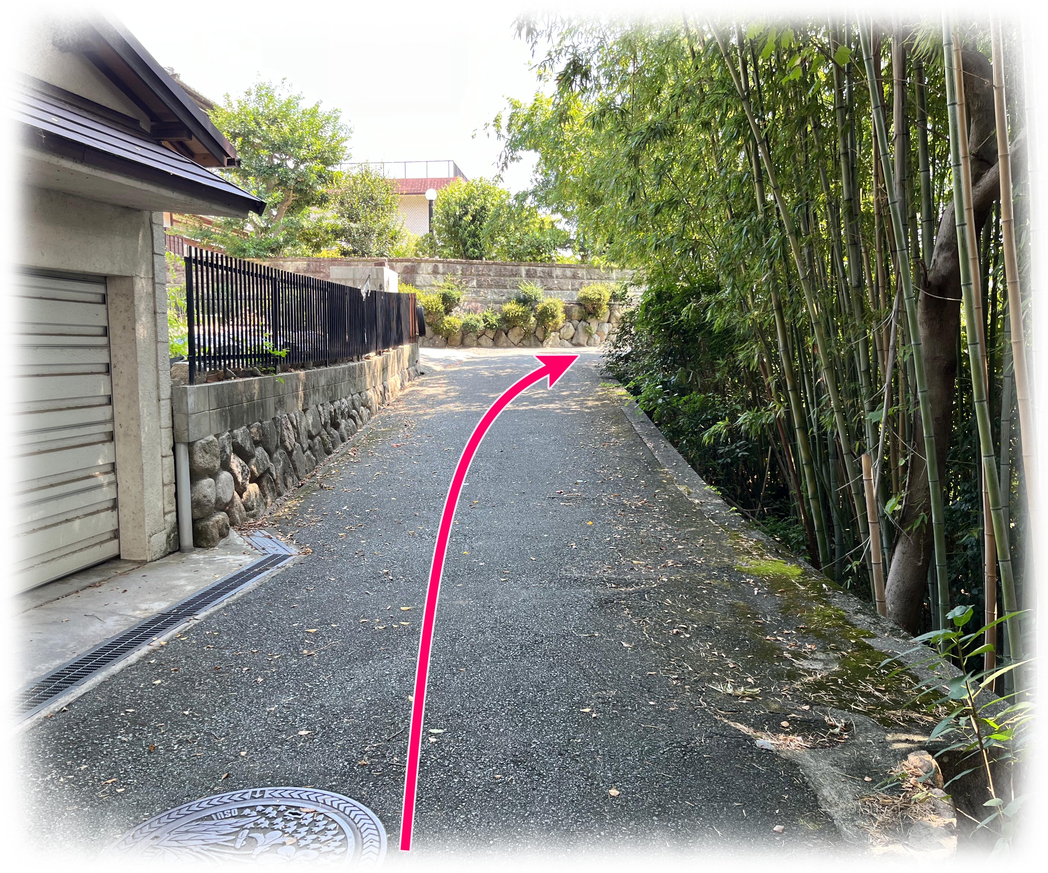宝塚のそらまめ整体院への道順案内写真｜右奥に続く路地に向かうよう矢印が描かれている。