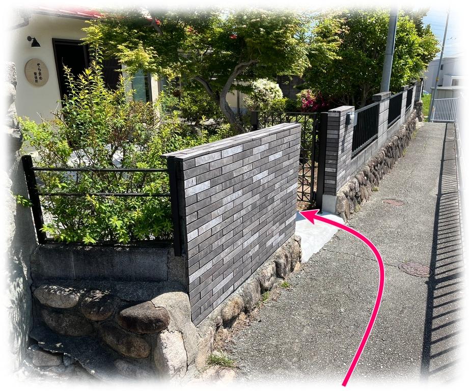 宝塚のそらまめ整体院への道順案内写真｜院の玄関門扉が写っており、自転車も一緒に中に入るよう案内している画像。
