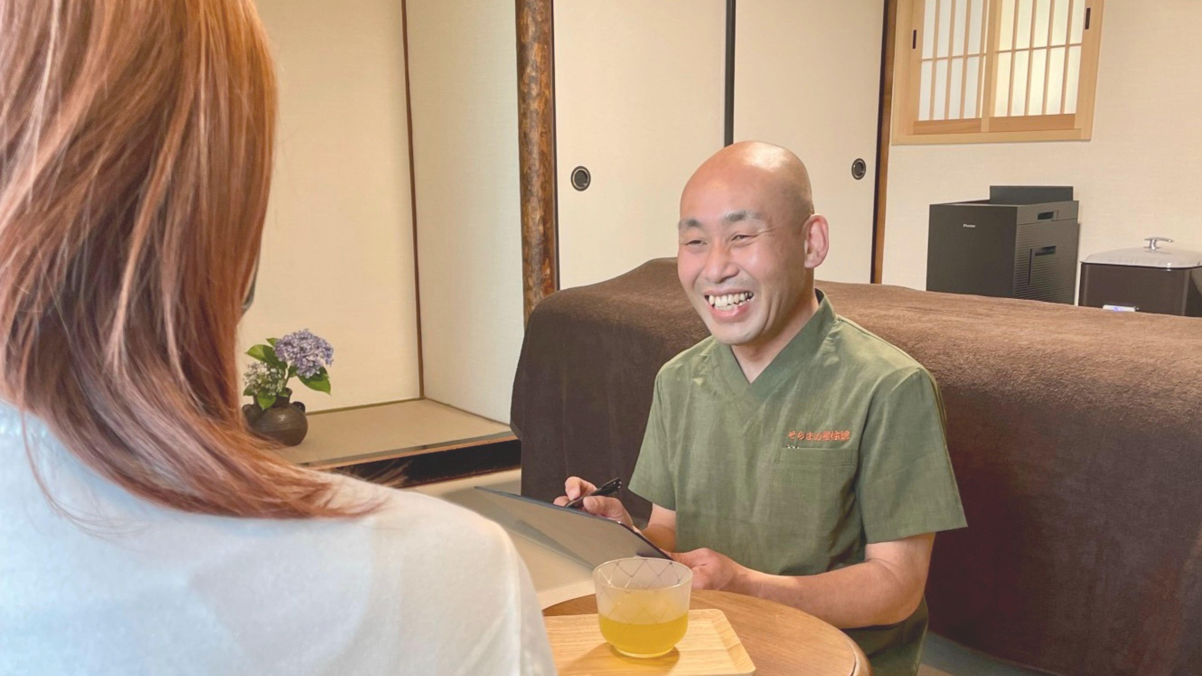 施術前後の丁寧なカウンセリング風景。和室の落ち着いた雰囲気の中、お客様一人ひとりの悩みや状態に寄り添うおもてなしの時間。