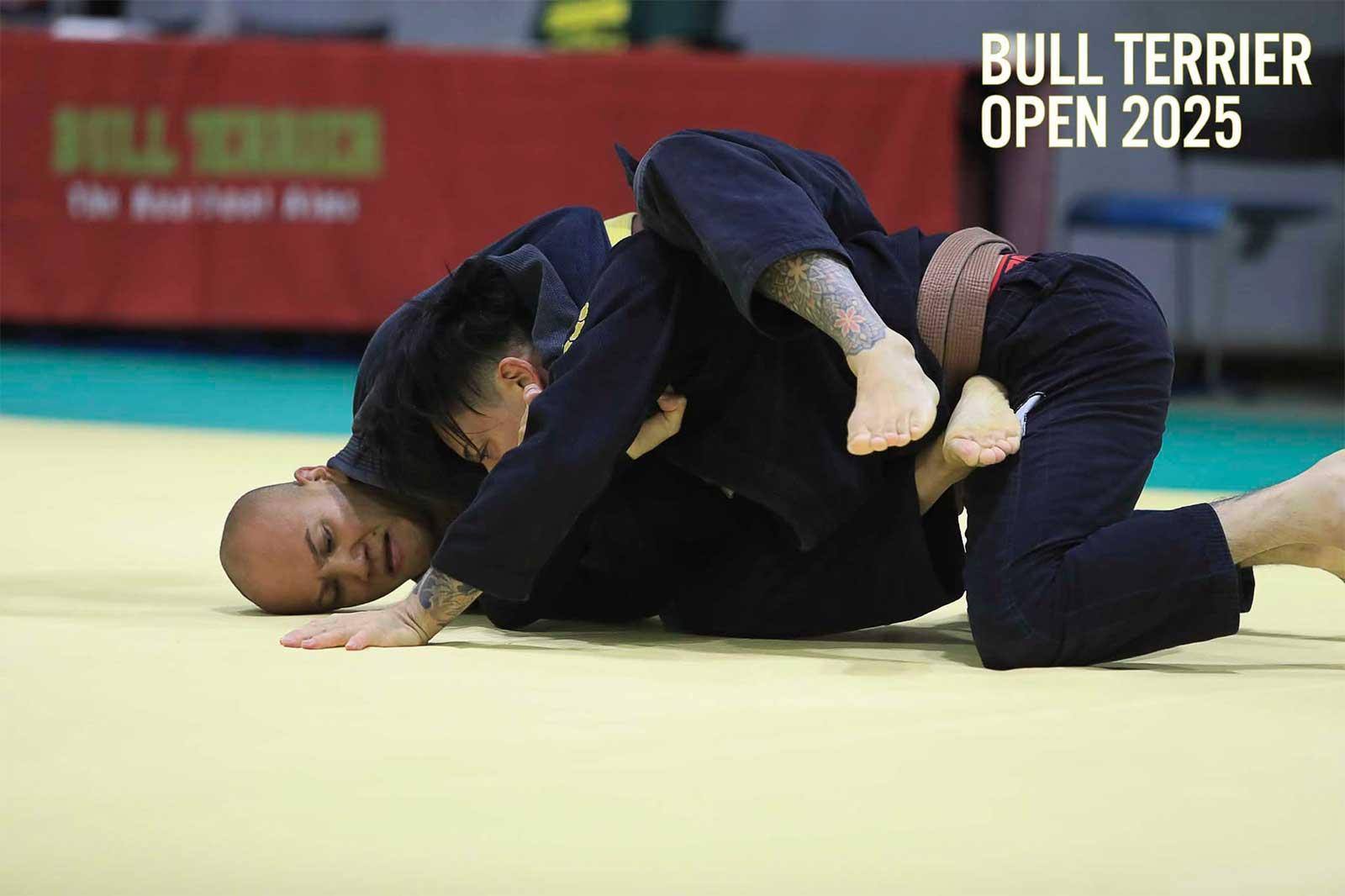 ねわざワールド静岡で練習を重ねた会員がブラジリアン柔術大会に挑戦している試合風景