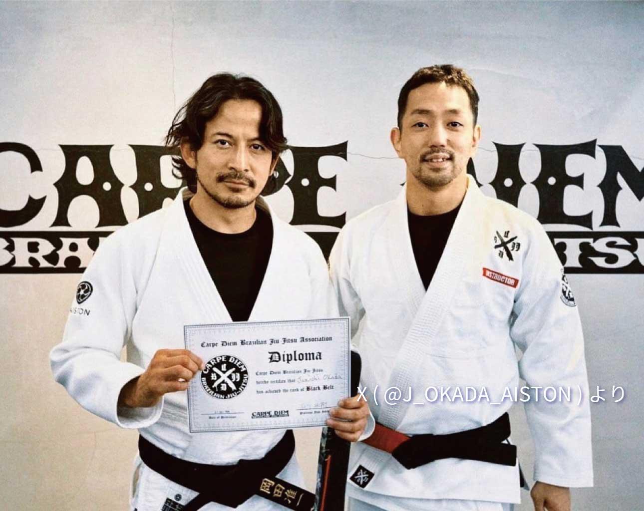 俳優として活動する人物がブラジリアン柔術で黒帯になった場面