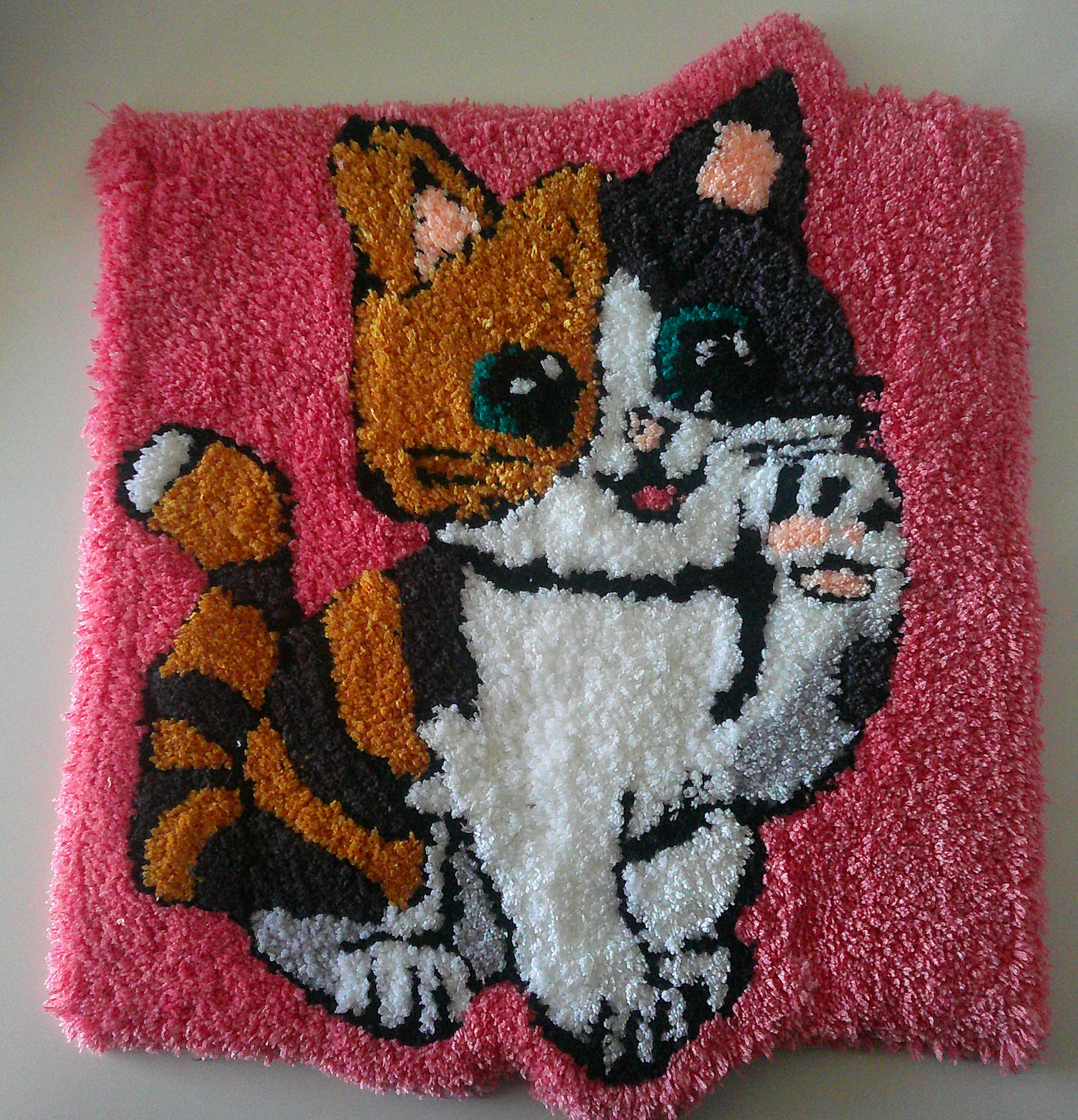 タフティング技法制作　ラグマット(みけねこちゃん)の商品画像