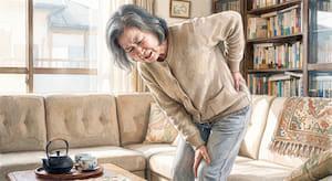 坐骨神経痛でお尻に痛みと感じている70代女性のイメージ画像
