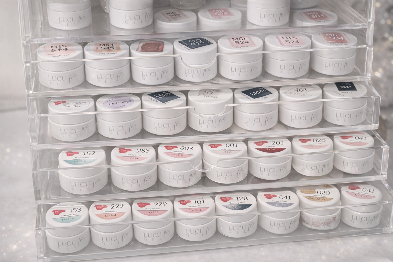 メゾンでは、ネイルパーツ3000種類以上。パーツもカラーも自由に使えます。