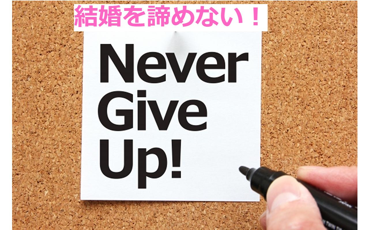 カウンセリングと書かれたハートマークを持つ手