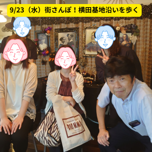男性2名、女性2名が椅子に座り、机で書類を書いている