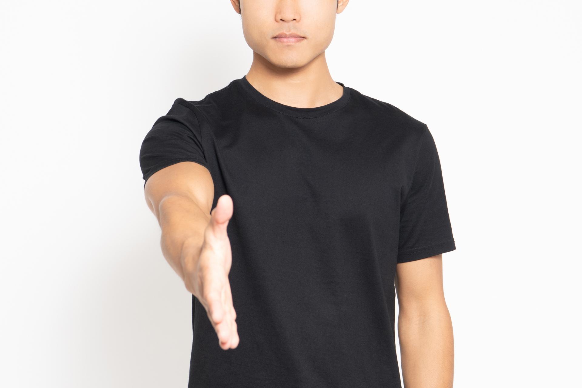 スマホの画面に若い男性が映っている