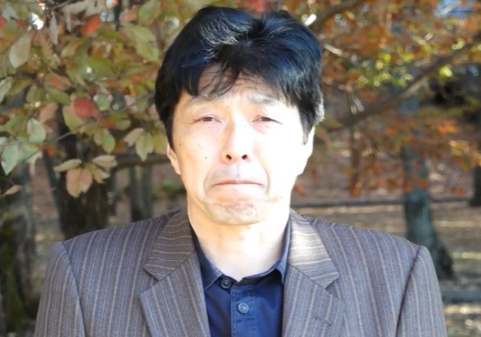 公園に男性が1人、悲しそうな顔して立っています。