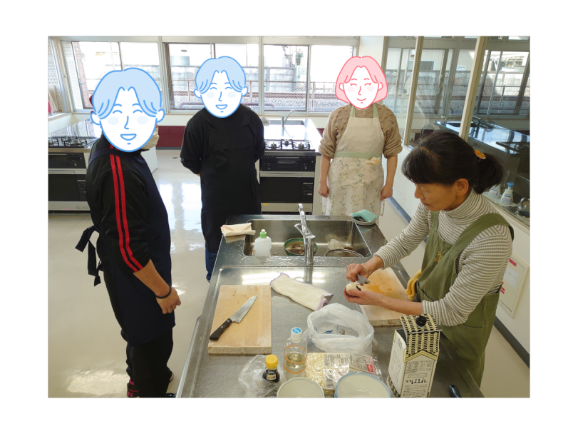 野菜を切る女性の周りに男性2名、女性1名が立っている